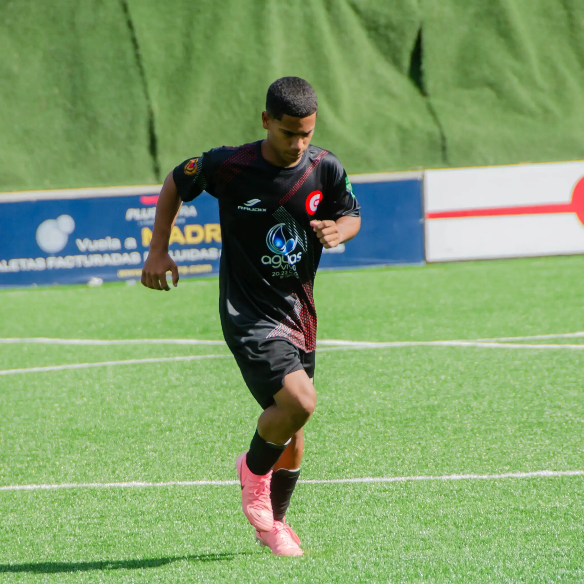 Entrenamiento de fútbol base en academia