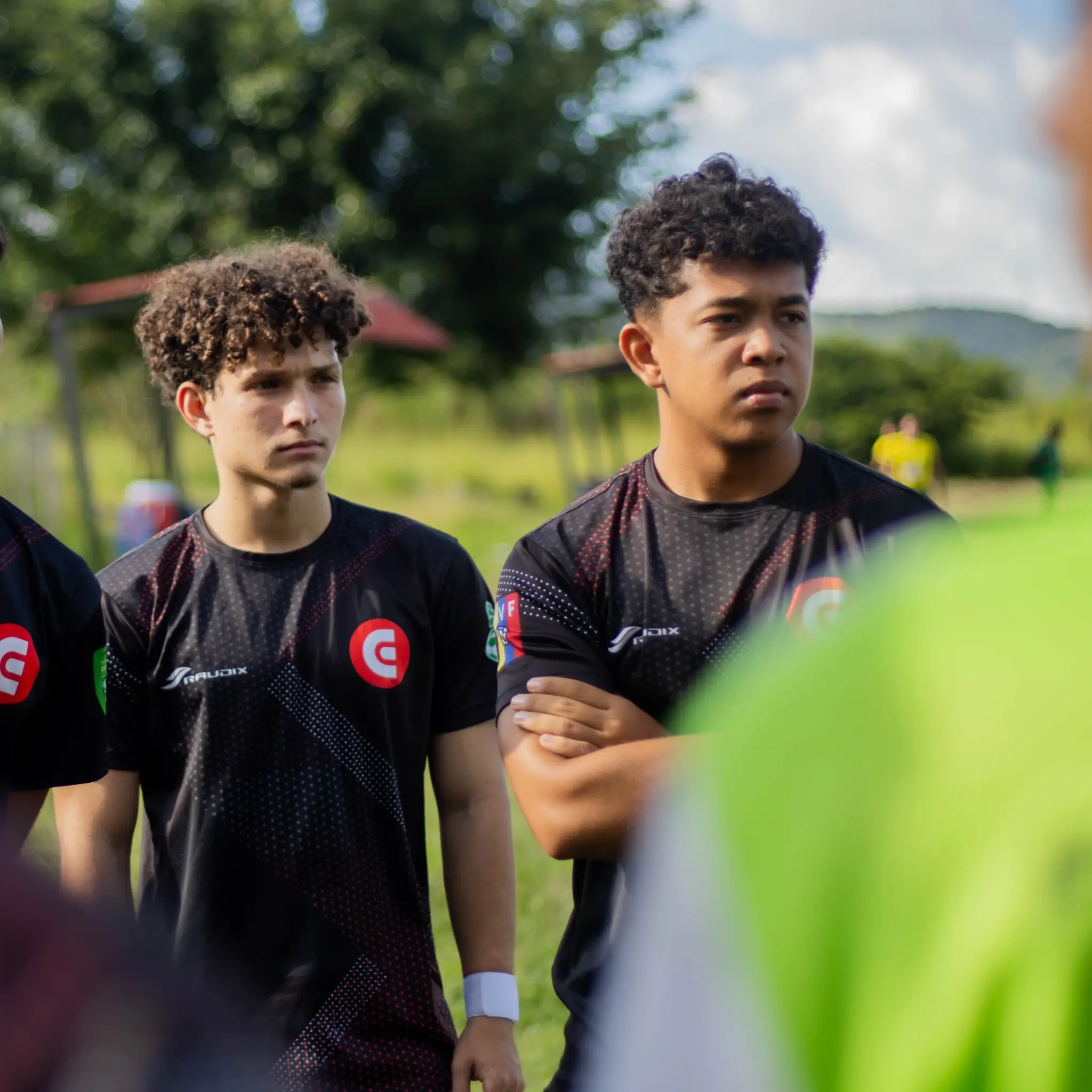 Jóvenes en partido de fútbol en Caracas