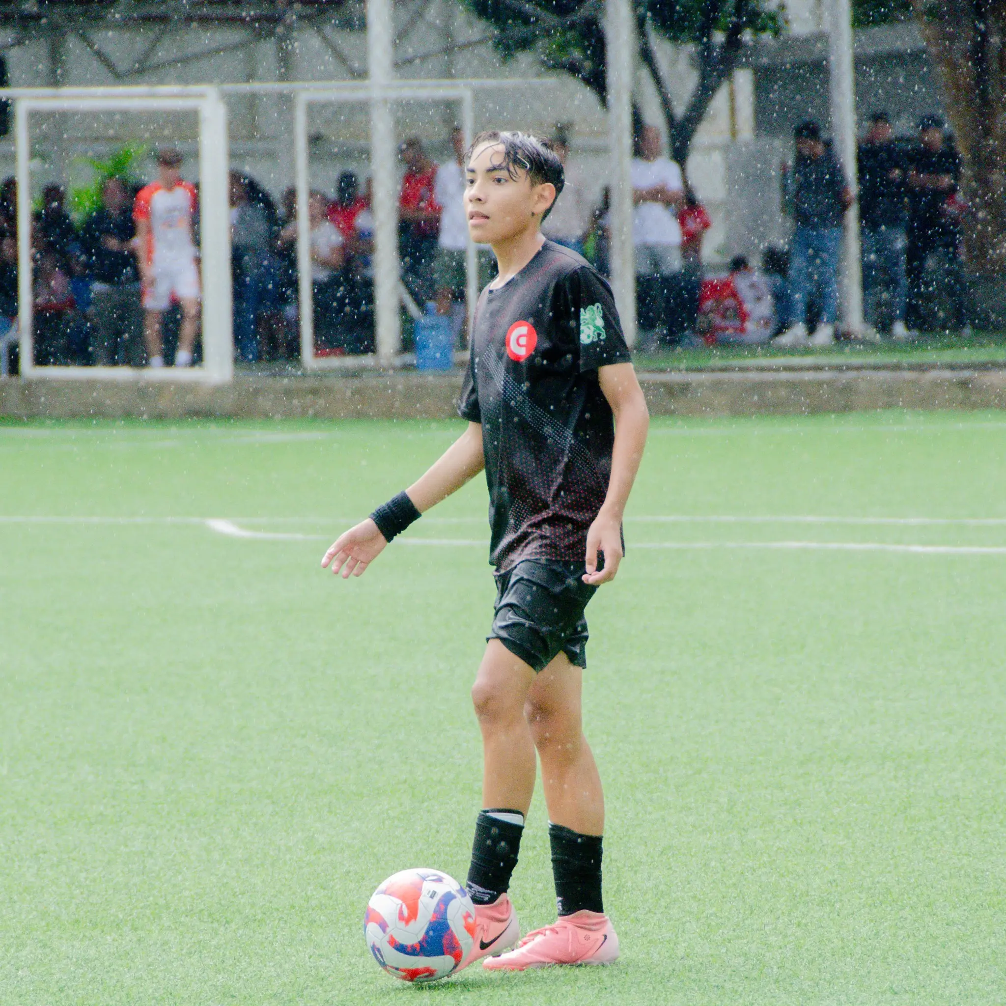 Jóvenes jugadores de fútbol en Caracas