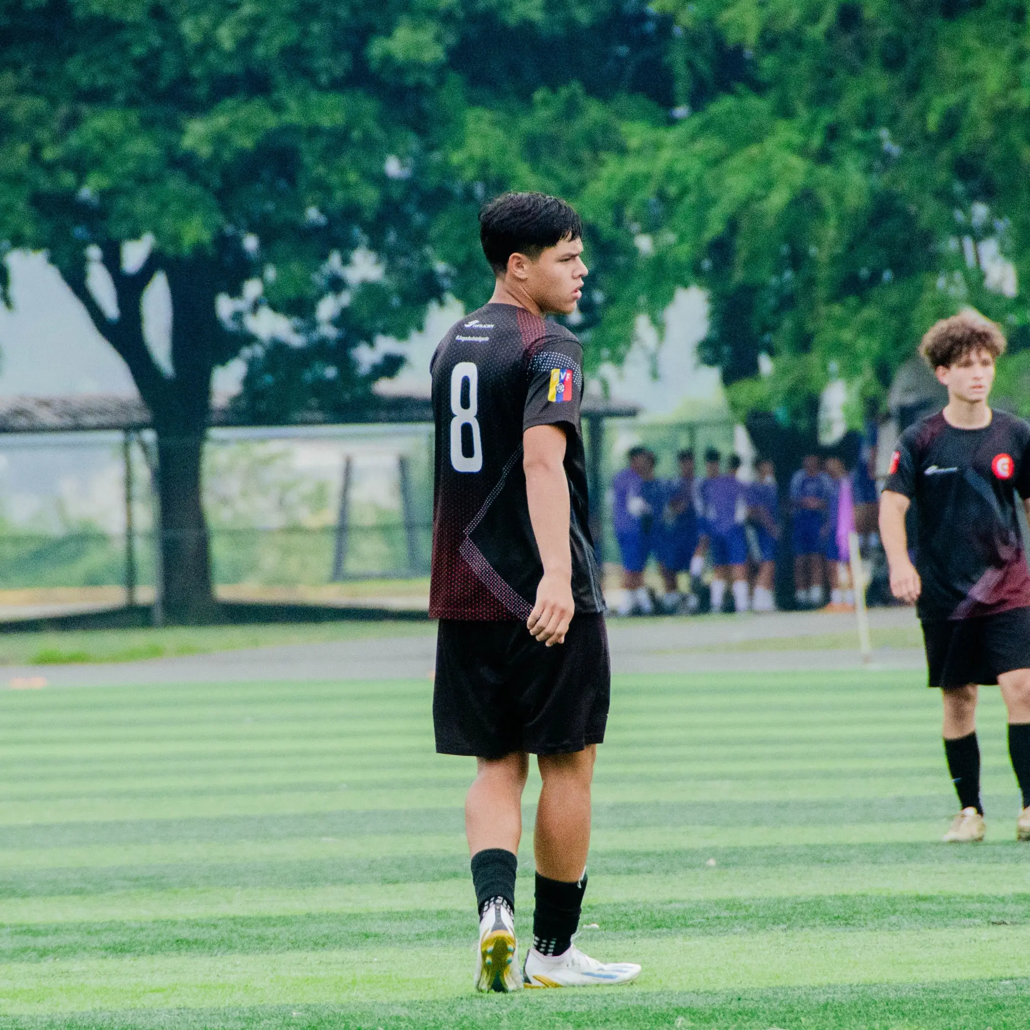 Niños aprendiendo fútbol en academia