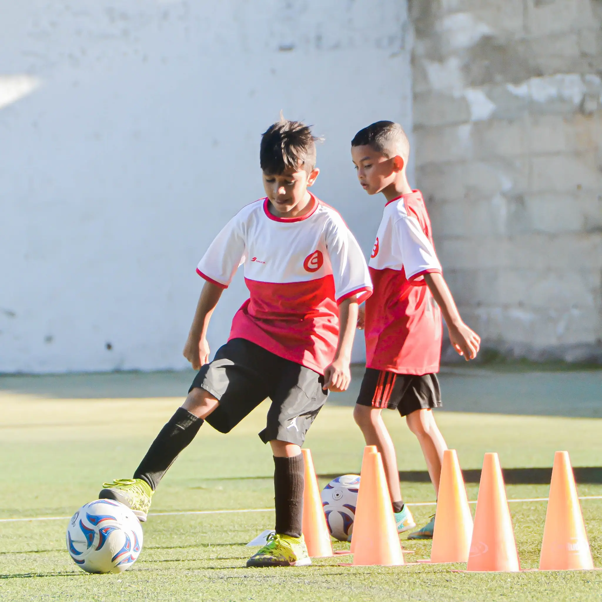 Niños jugando fútbol en Caracas